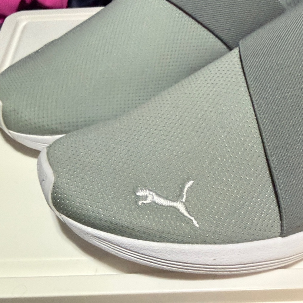 Women’s Puma Light Gray Slip-On Sneakers Knit Like New - Picture 2 of 4